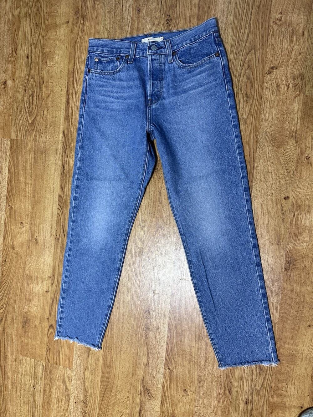 Levi's Premium Big E Women's Wedgie Size 28 Raw Hem Ankle Medium Wash